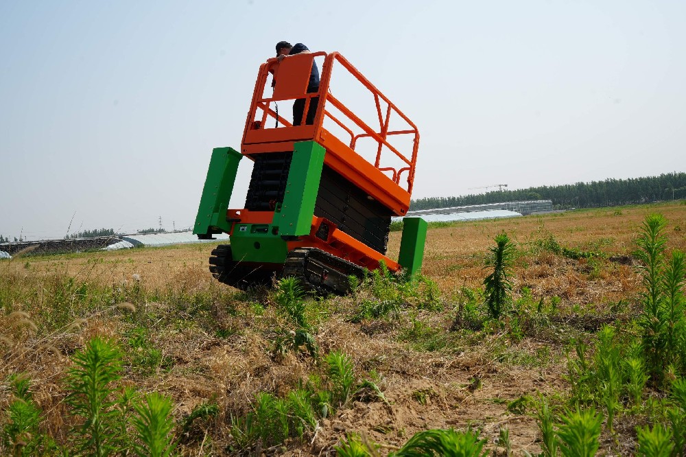 泥土，青草與履帶痕：法斯特履帶升降機(jī)的田野筆記?！